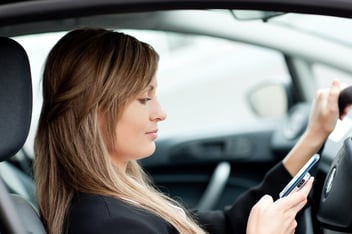 Un conducteur qui envoyait un SMS au volant a perdu son bras, la vidéo de l'accident a été publiée dans un but dissuasif