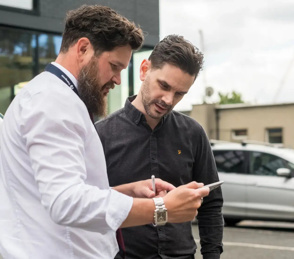 Transpoco employee showing a driver data on a smartphone